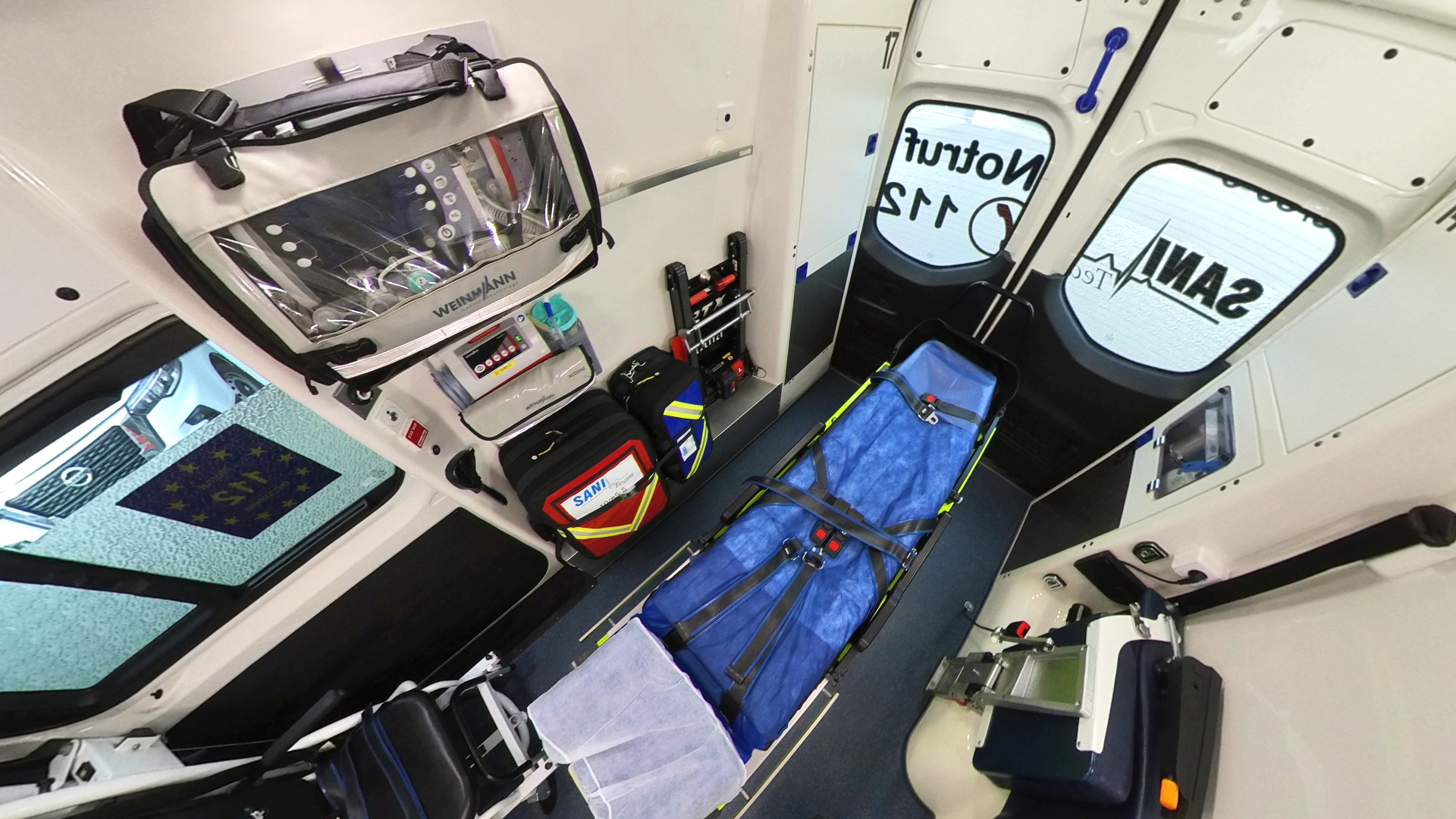 Krankentransportwagen mit Fahrtrage von Sani Team Winkler